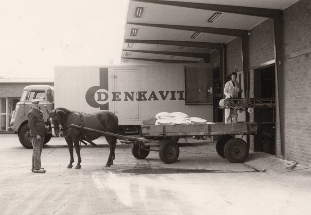 Paard en wagen voor oude Denkavit wagen